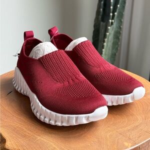 bernie mev. Burgundy and White Slip-On Sneakers with Knit Upper. Vegan.